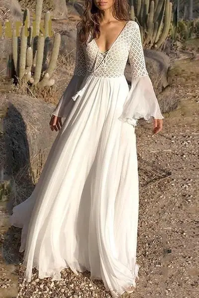 Langes böhmisches Kleid aus blanken Spitzen kompliziert gewebt