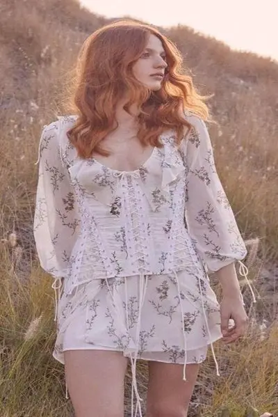 Weißes kurzes Hippie-Kleid Stil