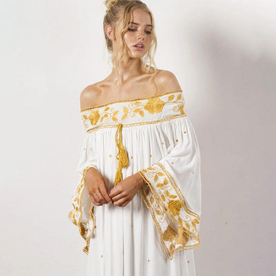 Weißes langes Kleid mit goldenen Stickereien Stern